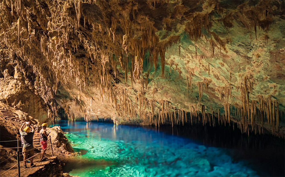As 8 melhores grutas e cavernas do Brasil Gruta do Lago Azul