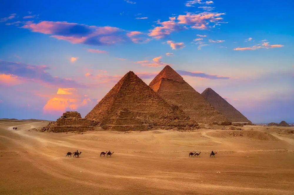 Quais são e onde ficam as 7 maravilhas do mundo antigo Pirâmides de Gizé, Egito