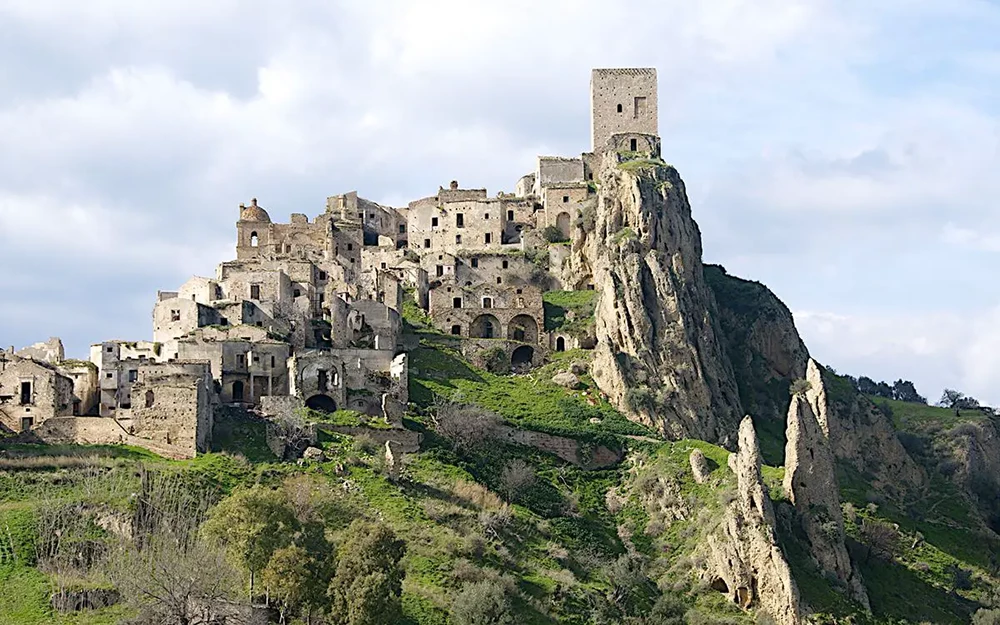 Curiosidade: 6 lugares abandonados no mundo Craco, Itália
